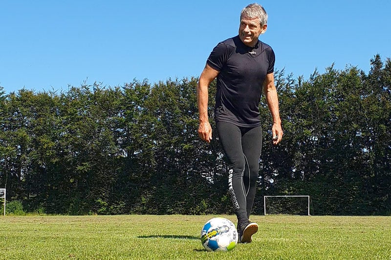 Hurtig jonglering med fodbold - på 2lokal.dk